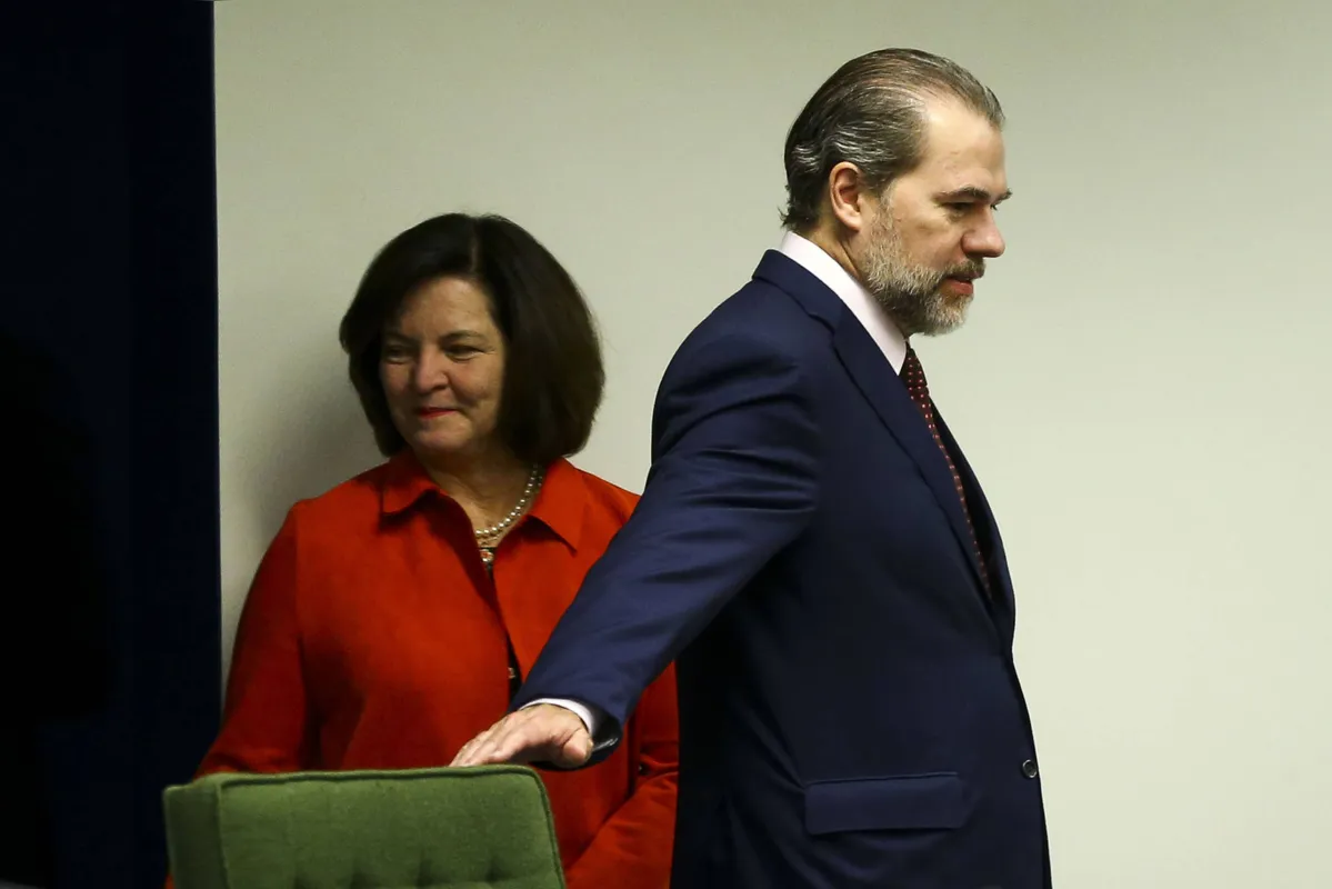 Imagem ilustrativa da imagem Recurso de Dodge ao STF abre brecha para manter suspenso caso de Flávio