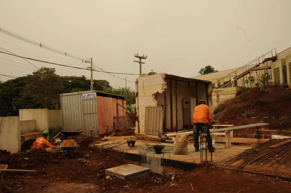 Obras foram iniciadas no ano passado, mas foram interrompidas quatro meses depois; trabalho foi retomado nesta segunda 