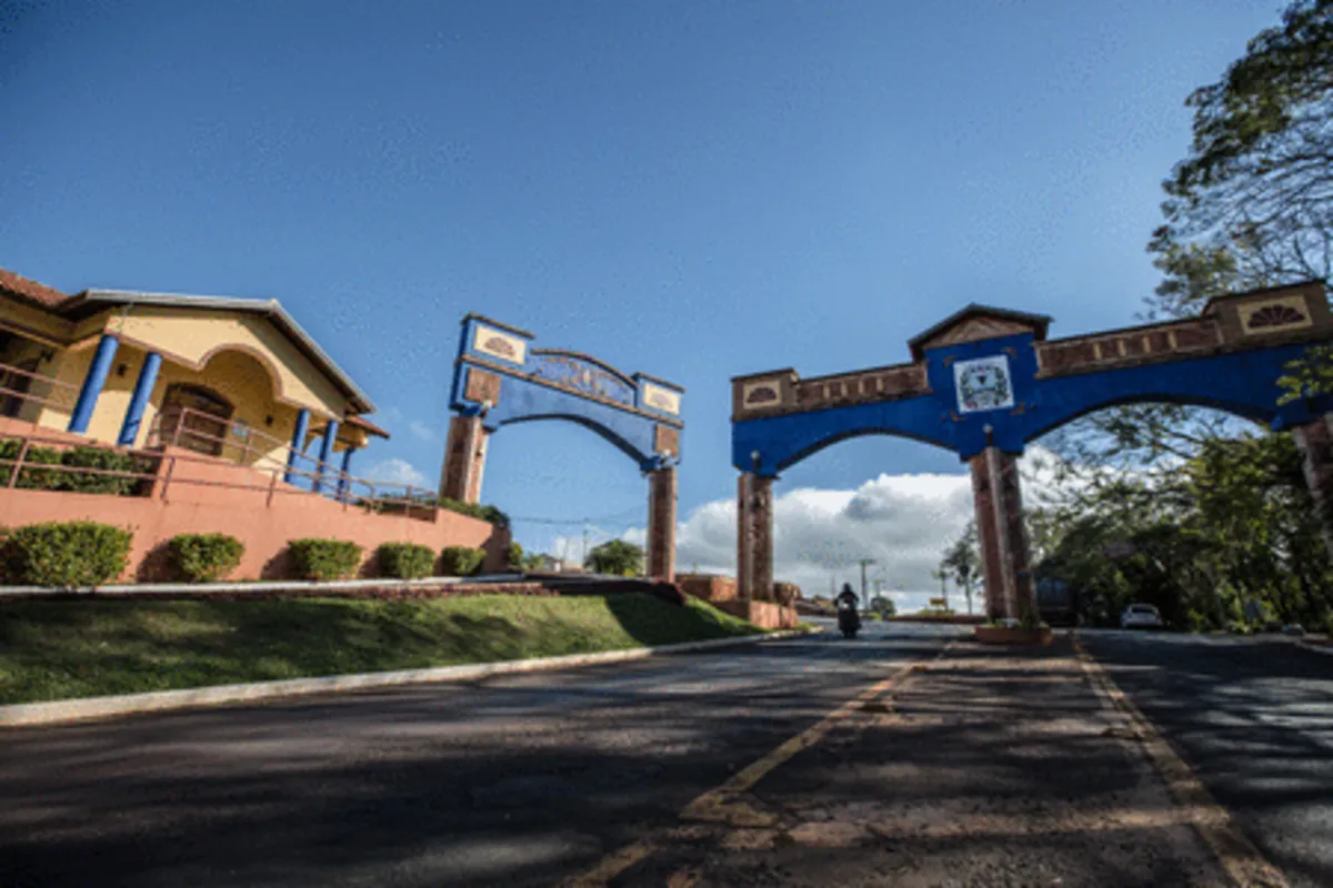 Entrada da cidade de Ribeirão Claro/PR (Foto: Patrícia Maria)