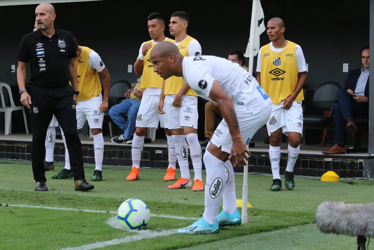 O uruguaio Carlos Sánchez voltou a fazer a diferença para o Santos, que abriu dois pontos de vantagem do Palmeiras