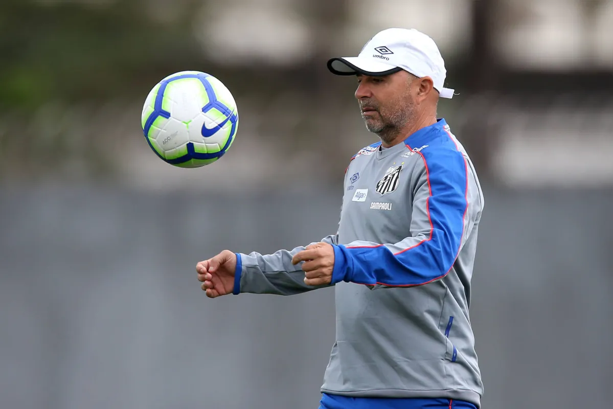 O técnico Jorge Sampaoli tenta recolocar o Santos no caminho das vitórias