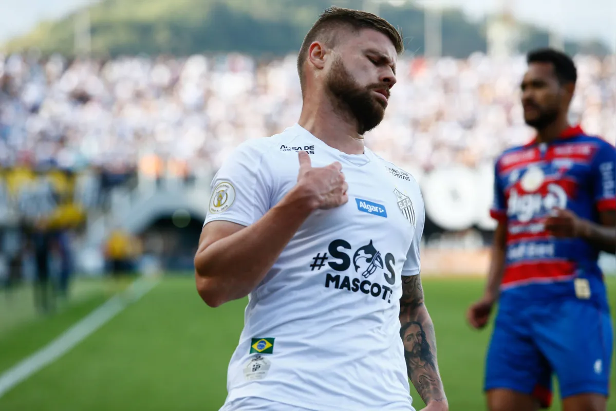 Imagem ilustrativa da imagem Santos vacila e cede empate ao Fortaleza após abrir 3 a 0
