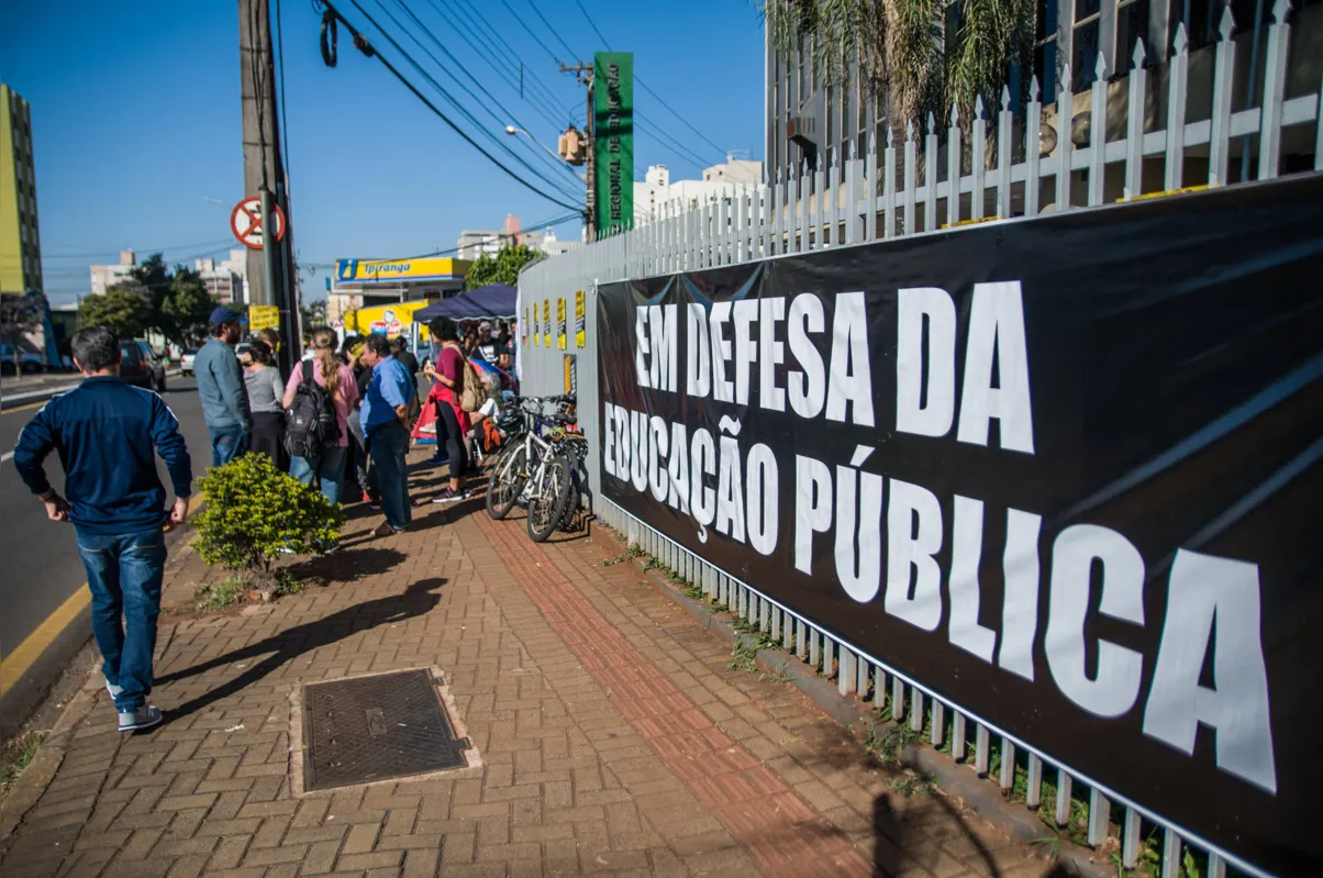 Imagem ilustrativa da imagem Servidores acampam em frente ao núcleo de ensino de Londrina