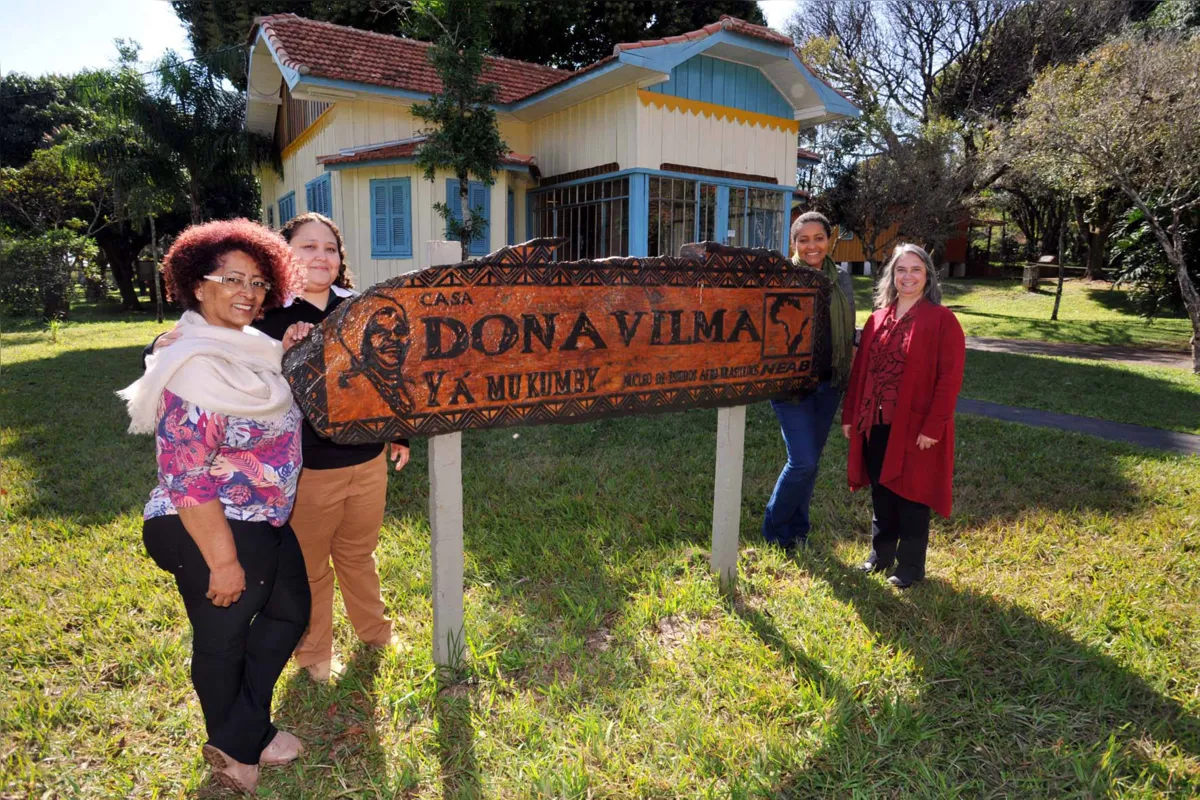 As professoras Maria de Fátima Beraldo, Jamile Baptista, Marleide Rodrigues e Ana Márcia de Carvalho: reverência a Yá Mukumbi