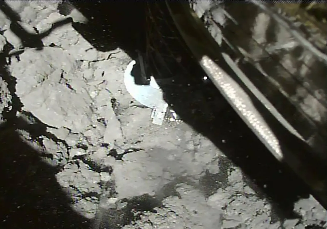 Hayabusa2 chegou ao Ryugu, um asteroide com cerca de 850 metros de diâmetro, em julho do ano passado