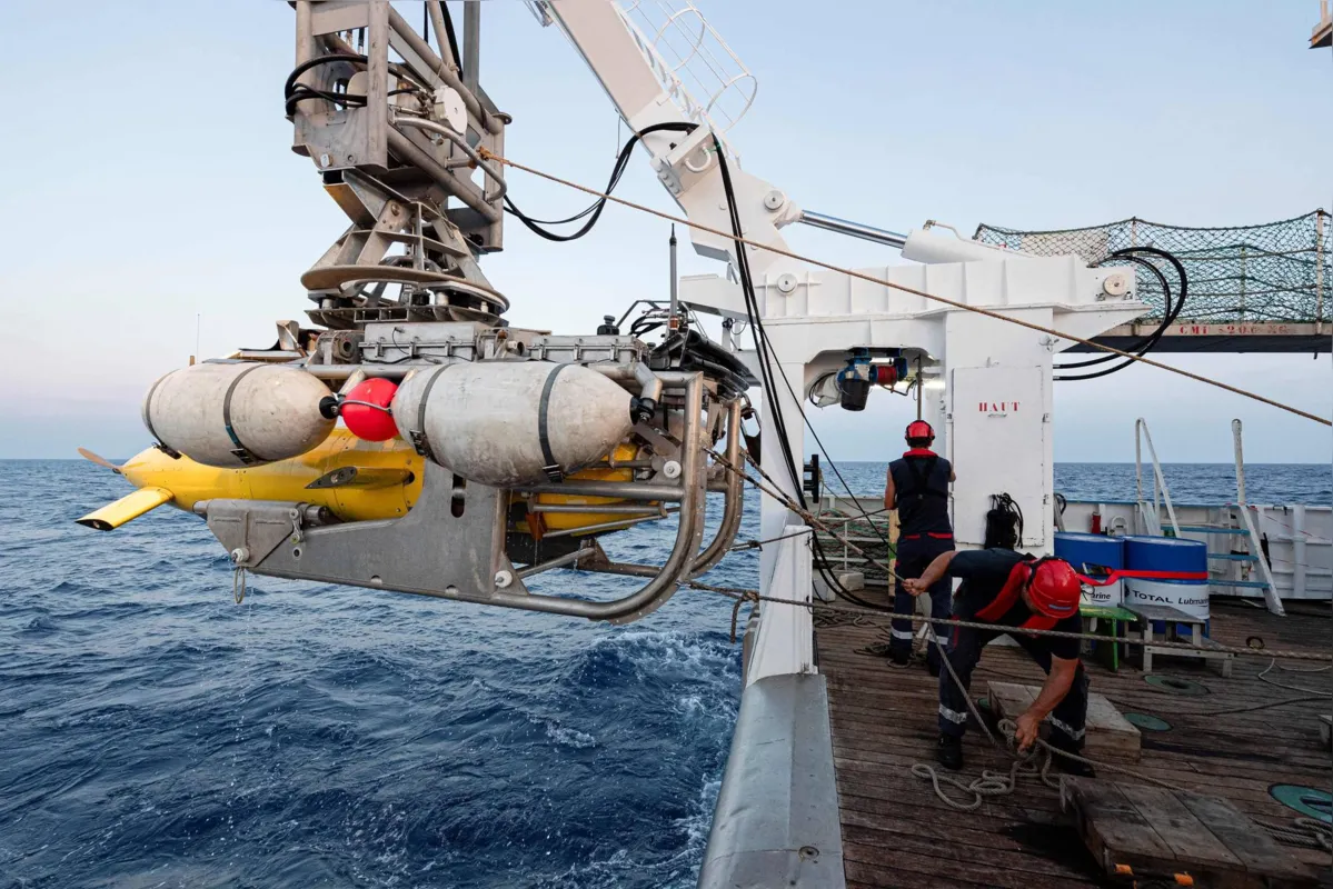 O submarino foi localizado pelo navio americano "Seabed Constructor" a 45 quilômetros da cidade de Toulon e a 2.370 metros de profundidade