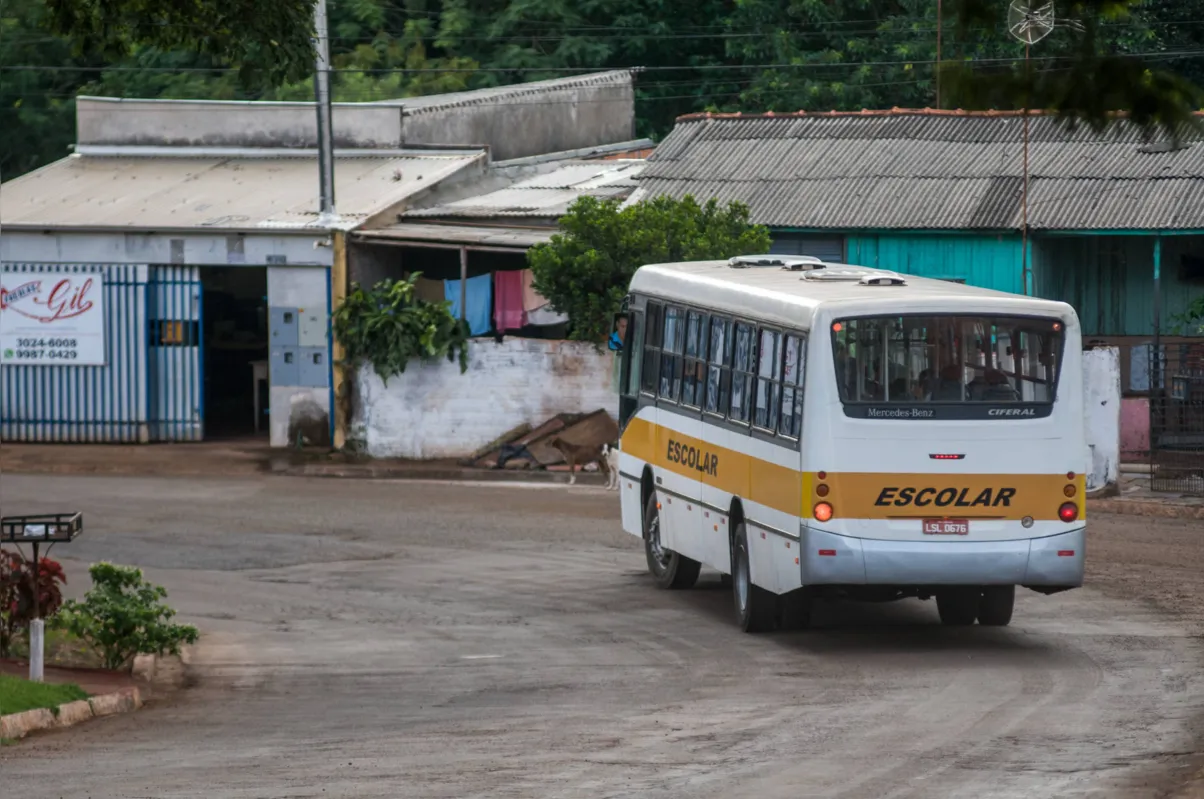 Imagem ilustrativa da imagem TCE pede explicações e prefeitura suspende licitação do transporte escolar rural