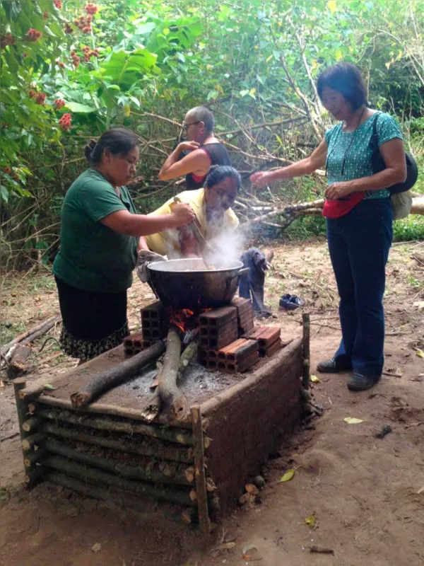 A antropóloga, Kimiye Tommasino no acampamento à margem do rio Apucarana durante a Festa do Pari (Arquivo Pessoal/02-04-19)