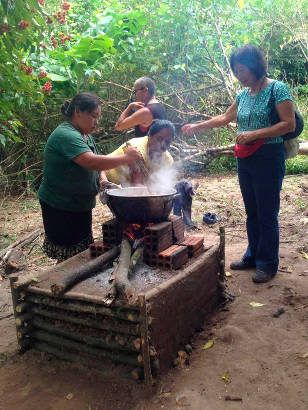 A antropóloga, Kimiye Tommasino no acampamento à margem do rio Apucarana durante a Festa do Pari (Arquivo Pessoal/02-04-19)