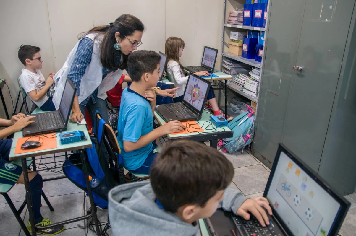 A diretora Margarida Cândida Silva Lopes com os alunos: tecnologia em sala de aula para ajudar a aprendizagem