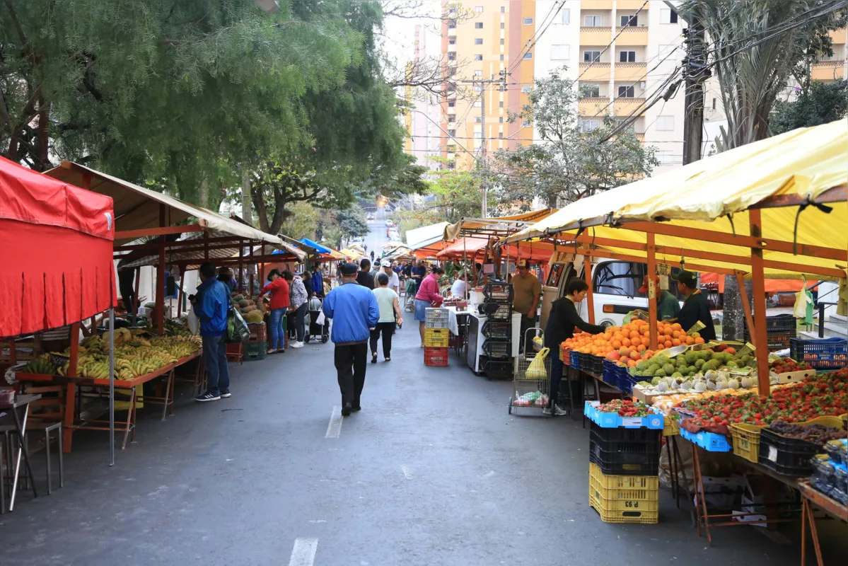 Feirantes representam uma classe que torna o contato entre comerciantes e clientes uma arte