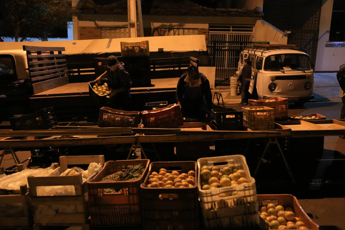 Montagem das barracas começa por volta das 4 horas da madrugada