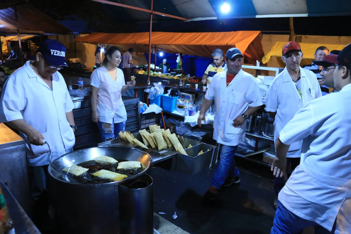 Primeiras bancas a serem montadas são as de pastel, que atendem um público que frequenta os bares e danceterias da cidade