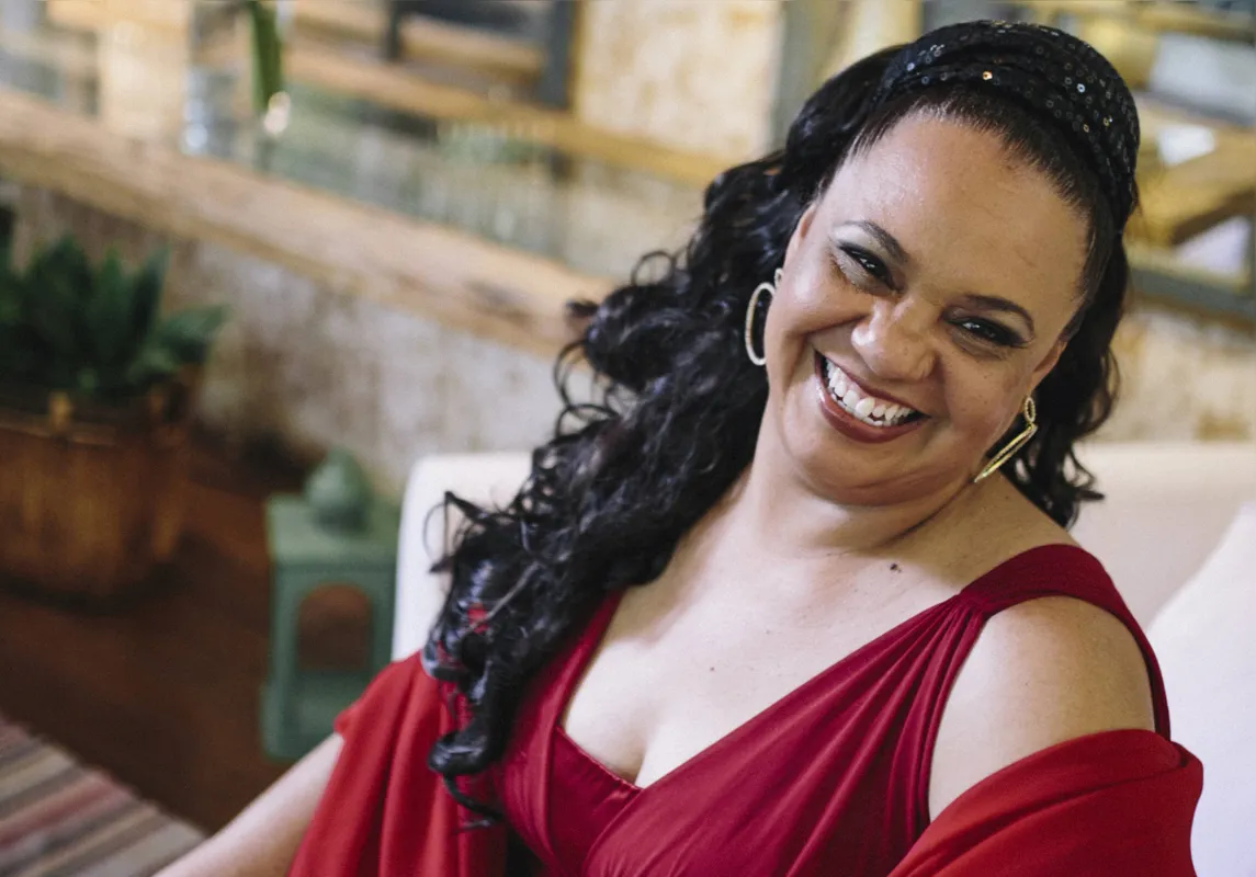 Edineia Oliveira: "Pelo canto lírico, conseguimos descobrir traumas e alcançar essas curas emocionais”