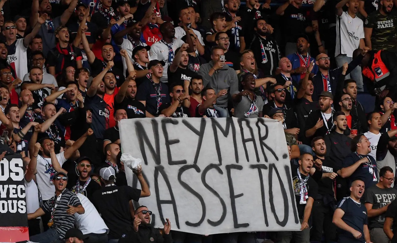 Imagem ilustrativa da imagem Torcida do PSG xinga Neymar na estreia do Francês