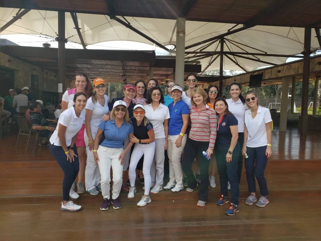   As participantes do Torneio em pose para o álbum de recordações esportivas