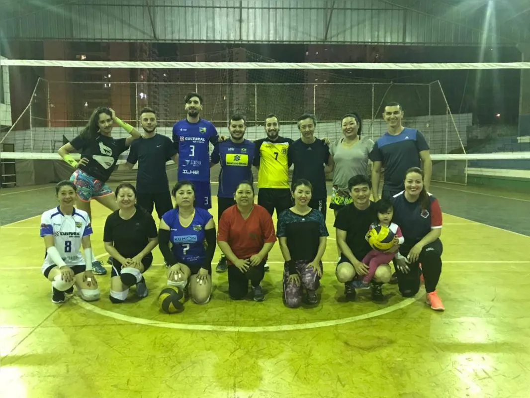 São 18 pessoas que participam do vôlei da quinta-feira à noite; três equipes são formadas ali, na hora, entre homens e mulheres, altos ou baixinhos 