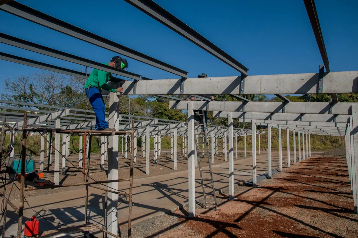 As placas para captar energia solar serão instaladas para formar uma semicobertura no estacionamento