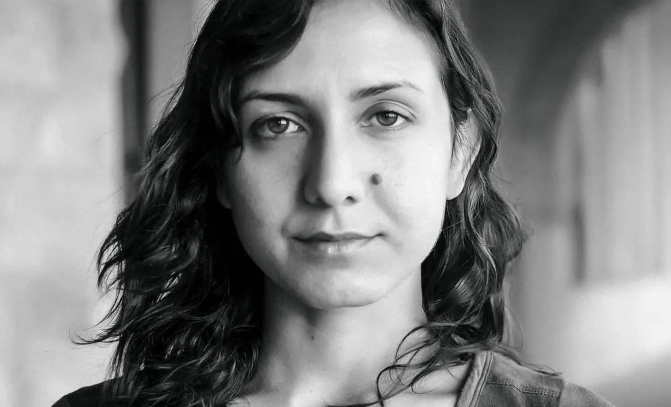 Ottessa Moshfegh, autora do livro que aborda o escapismo pelo aspecto da autopreservação