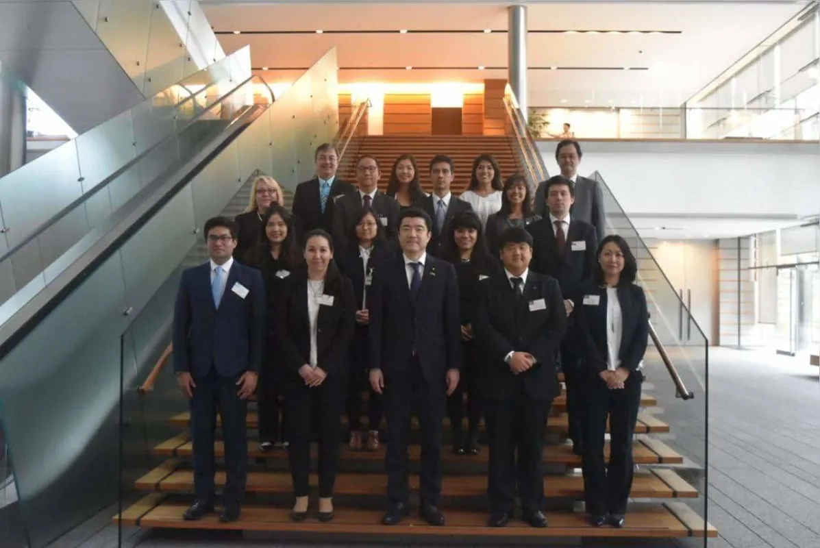 Foto dos participantes do Programa de Convite a Descendentes de Japoneses das Américas Central e do Sul com o Sr. Kotaro Nogami, chefe adjunto de gabinete do primeiro-ministro Shinzo Abe; escadaria é a mesma onde costuma ser feita a foto oficial da posse dos ministros. Foto: Divulgação