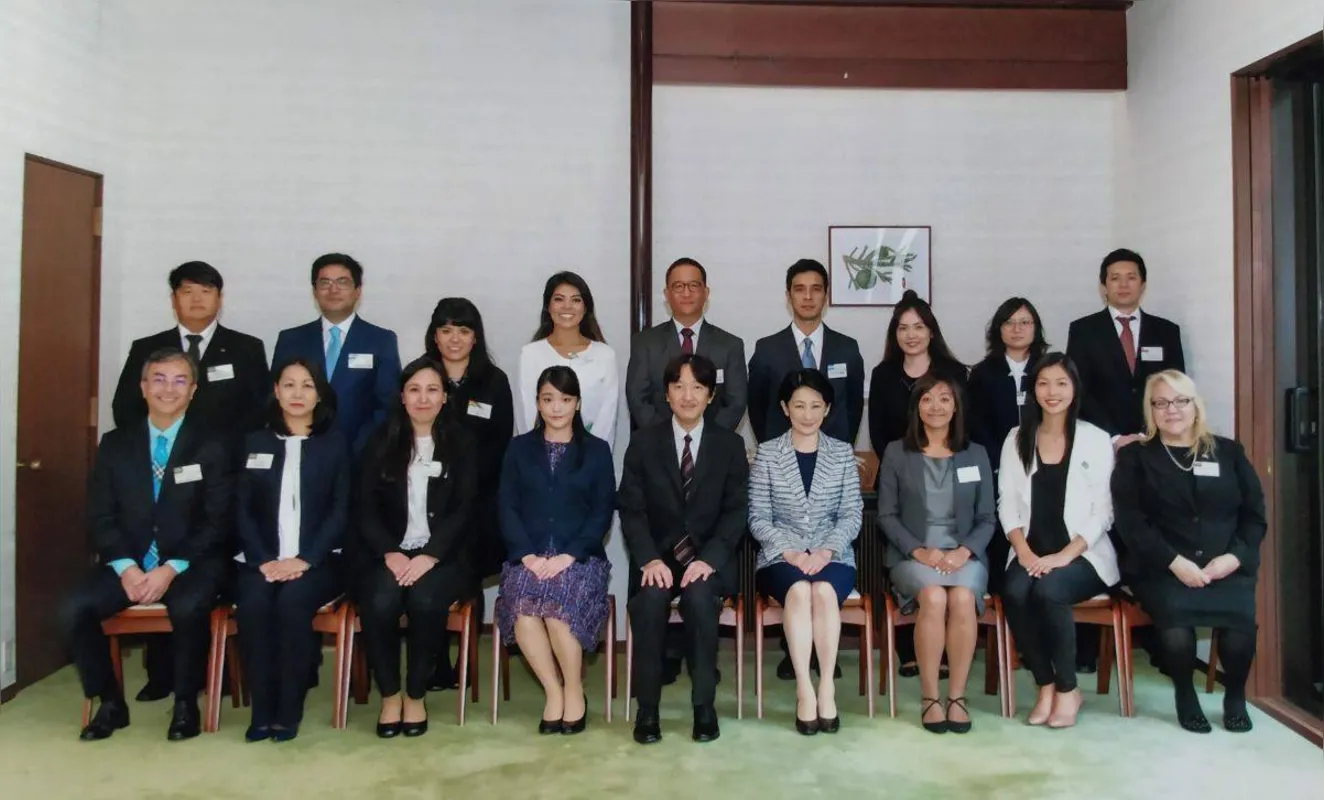 Grupo do Programa de Convite a Descendentes de Japoneses das Américas Central e do Sul com as Altezas Imperiais Príncipe e Princesa Akishino e a Sua Alteza Imperial Princesa Mako de Akishino. Foto: Divulgação