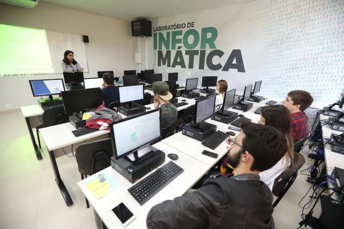 Imagem ilustrativa da imagem UniCesumar prepara alunos para os desafios da tecnologia da informação