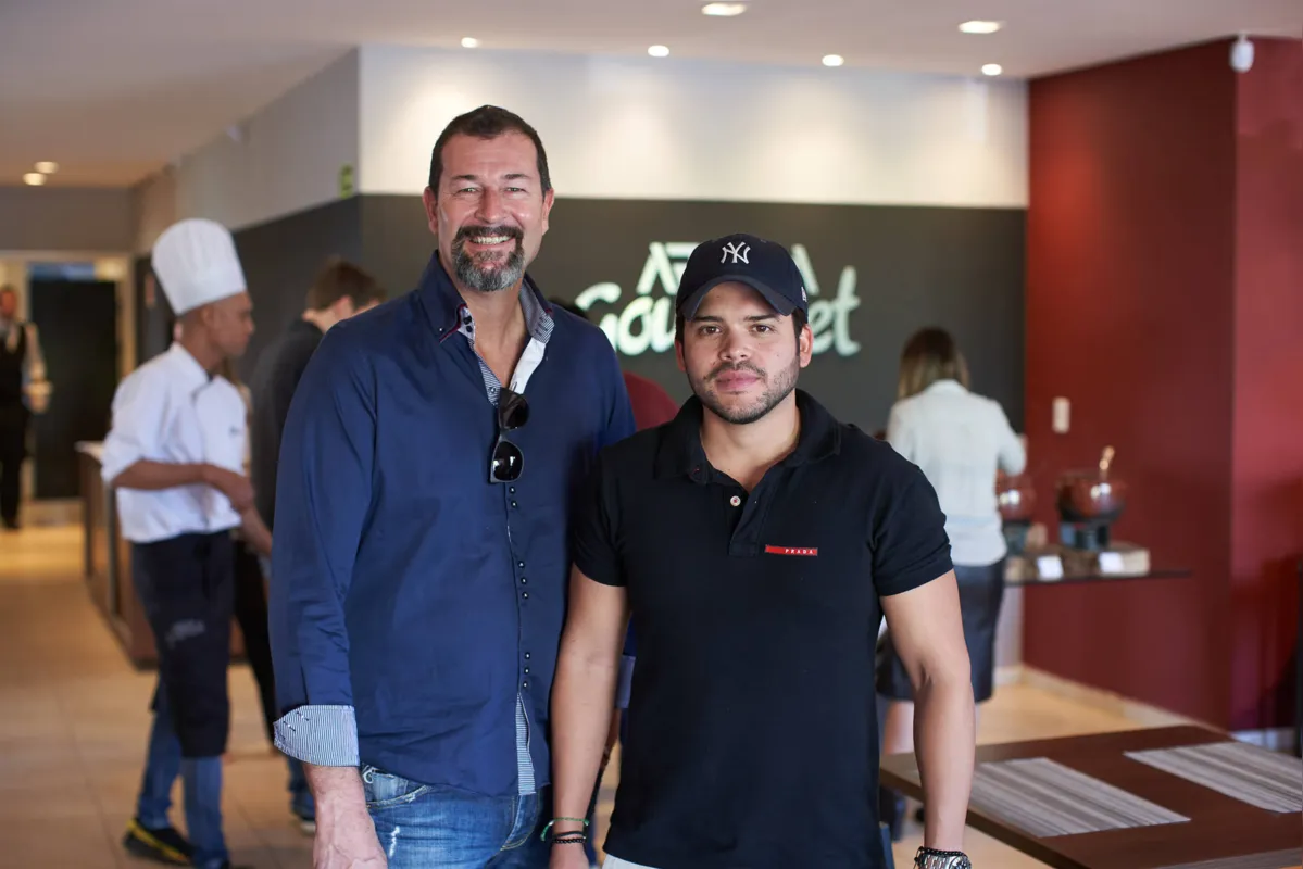 Os anfitriões Paolo Abbiati e Thiago Takemura