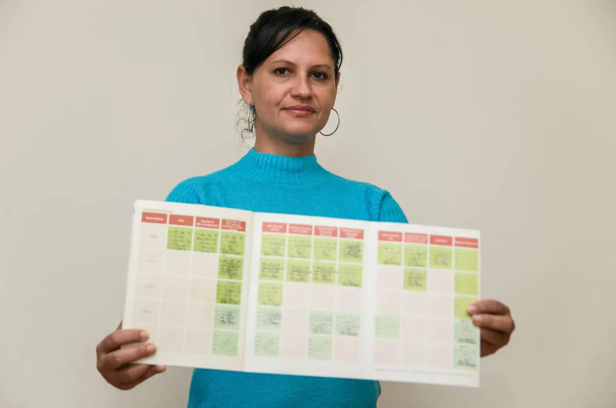 Suzana Aparecida Antunes da Silva se orgulha de manter a carteira de vacinação das filhas e do neto em dia