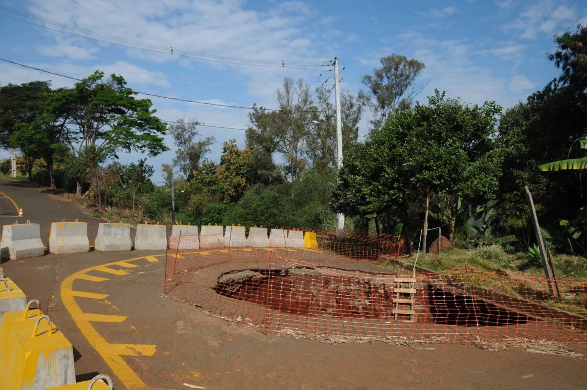 A cratera surgiu em fevereiro e foi provocada pelo rompimento de um poço de queda no período de chuvas