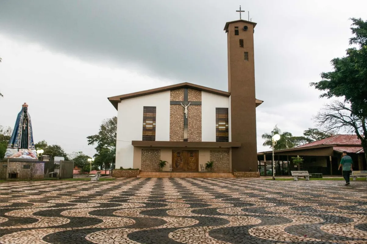 Paróquia de São Martinho fica ao centro da rua Marzadema