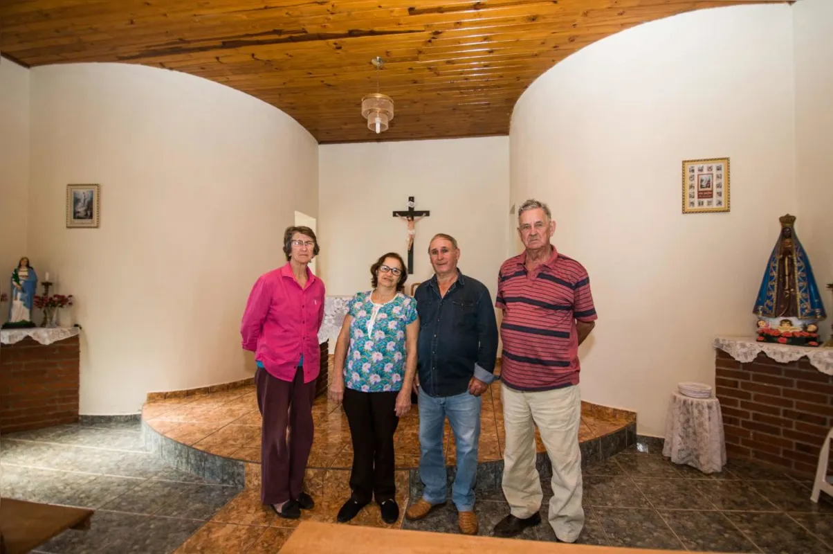 Na ordem Adélia Milani, Alice Butler, Antônio José Butler e Reinaldo Giroldo no interior da capela Nossa Senhora Aparecida, em Água dos Cágados (Ibiporã)
