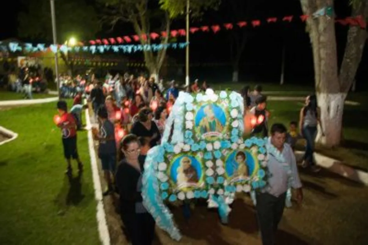 Decorada de Flores as imagens dos santos juninos São Pedro, São João e Santo Antônio