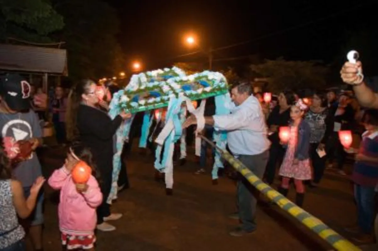 Em meio ao canto de “Viva São João” o mastro é levantado no centro da praça