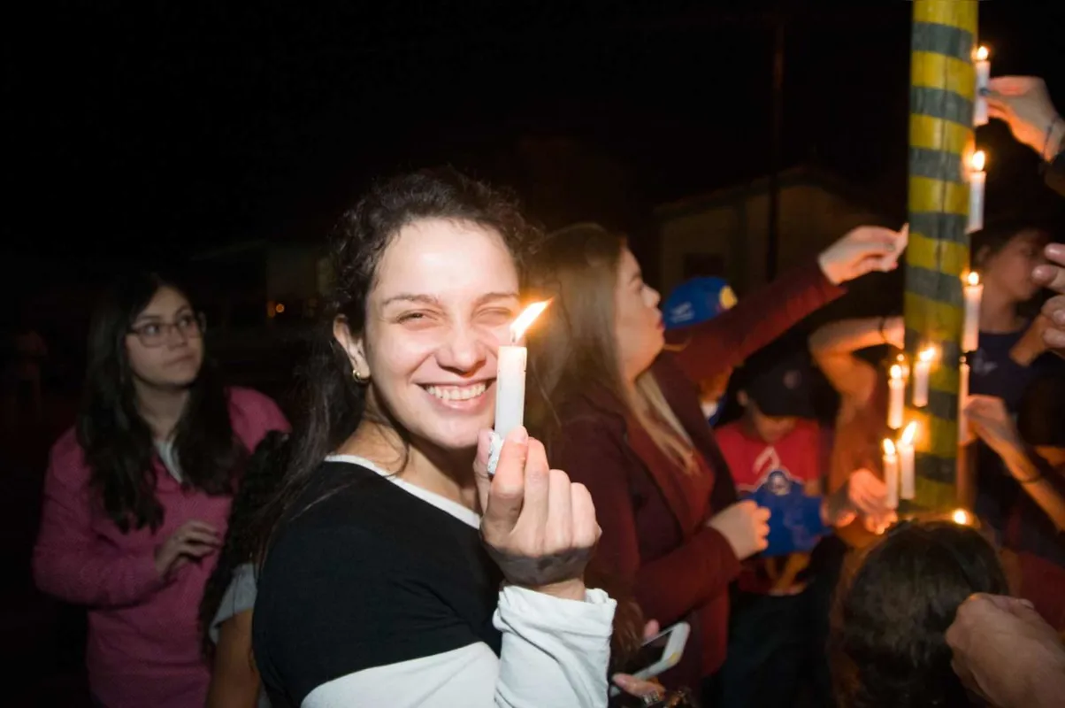A editora Patrícia Maria Alves foi intimada pela anfitriã da festa, Maria de Fátima da Silva, a participar: “Se a vela cola no mastro é certo, em um ano casa”