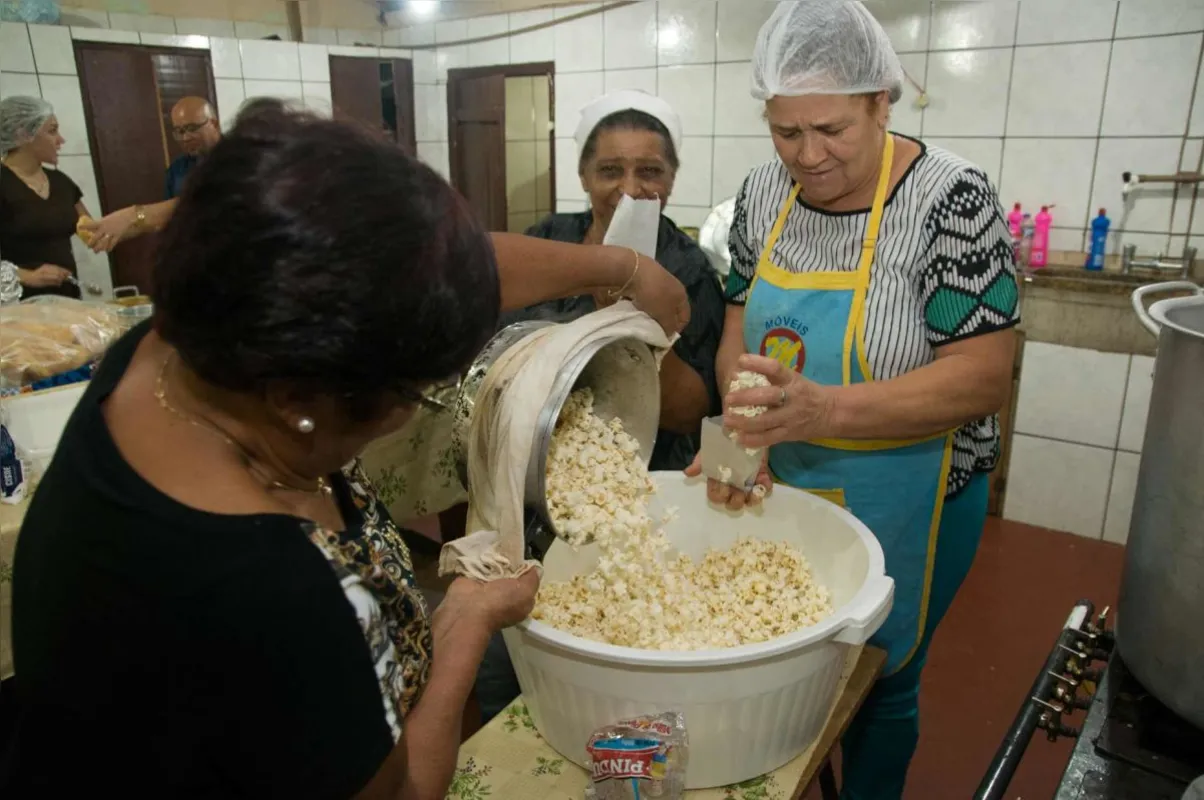 Toda a comunidade faz doações para ajudar na organização da festa