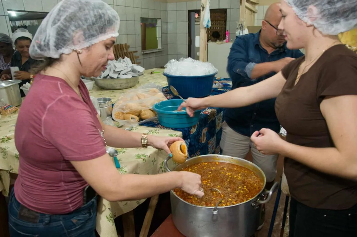 A cozinha também é tomada por voluntários
