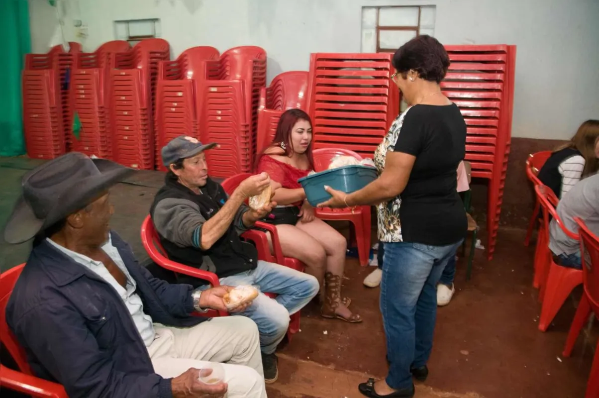 Foram distribuídos mais de mil sanduíches, pipoca, refrescos e canjica