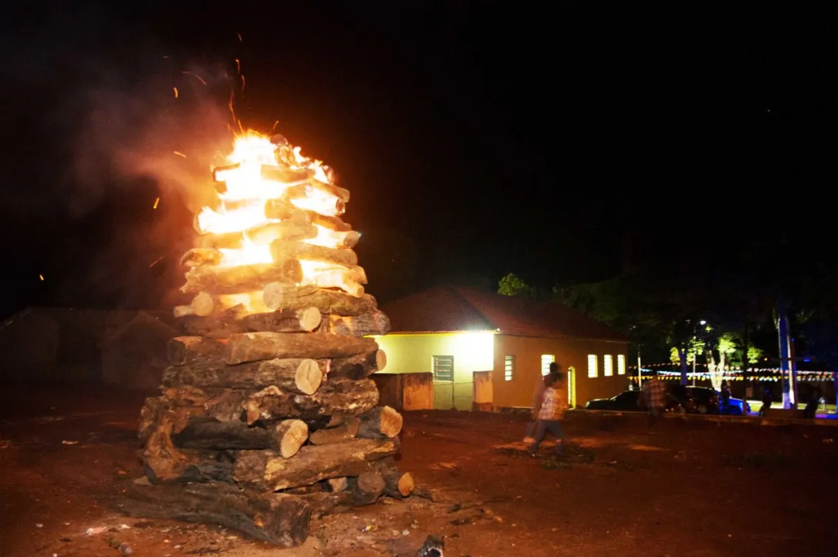 Fogueira de São João no distrito de Pau D’Alho do Sul