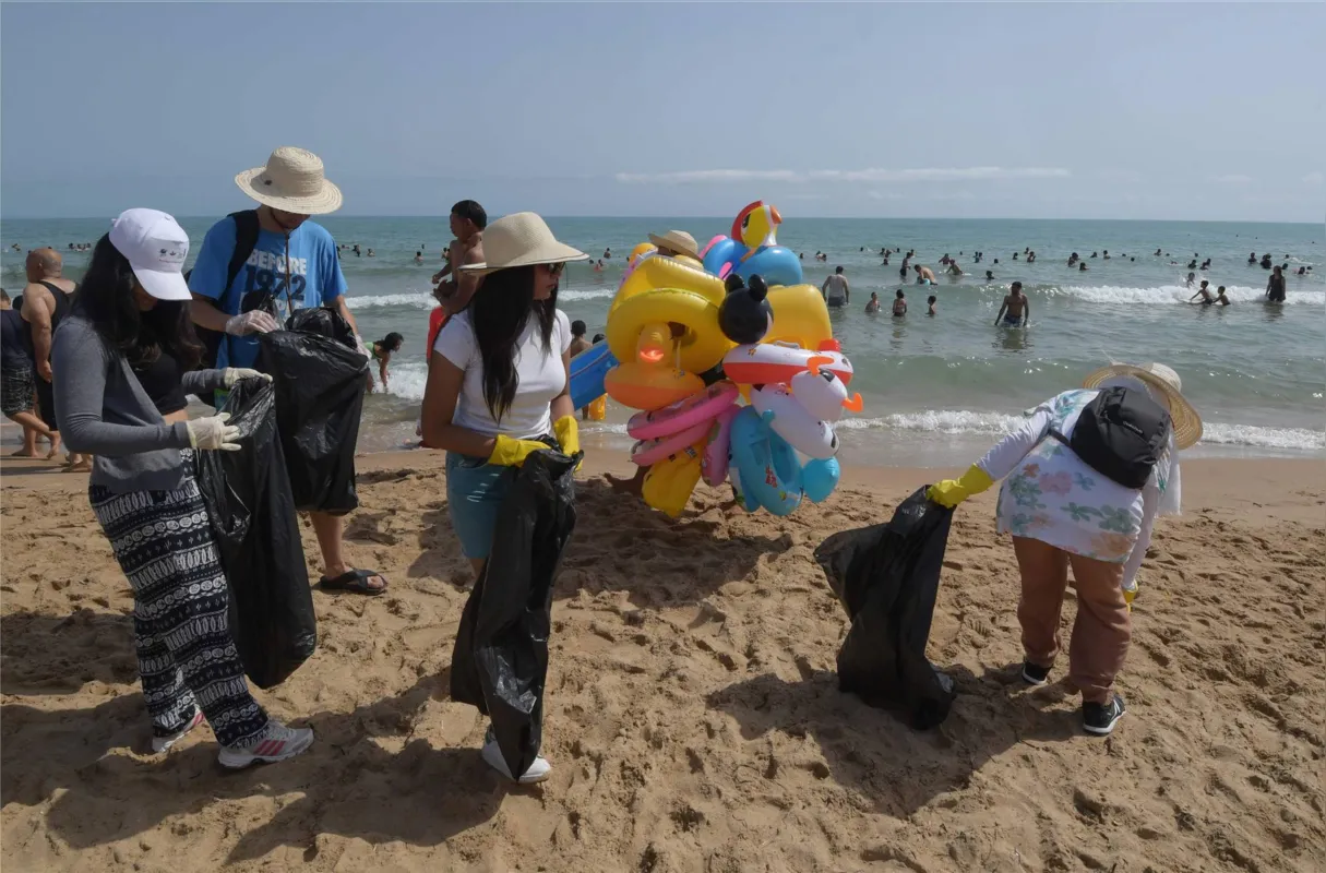 Imagem ilustrativa da imagem Voluntários tomam as praias na guerra contra o lixo na Tunísia