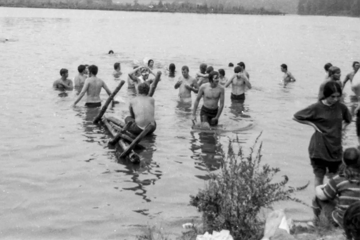 Fotos icônicas de Woodstock mostram o sentido de liberdade da multidão que participou do evento 
