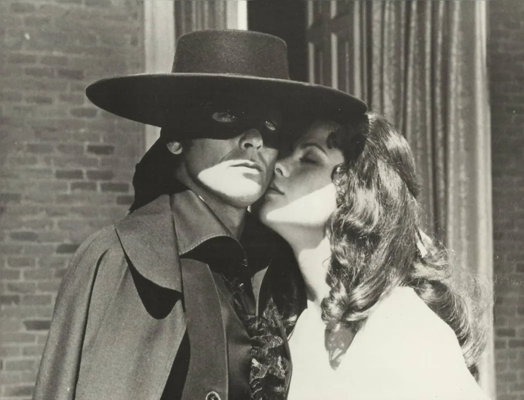 Alain Delon como Zorro em 1975: personagem sempre foi interpretado por bonitões do cinema