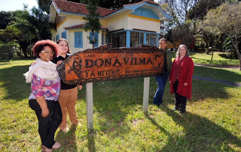 As professoras Maria de Fátima Beraldo, Jamile Baptista, Marleide Rodrigues e Ana Márcia de Carvalho: reverência a Yá Mukumbi