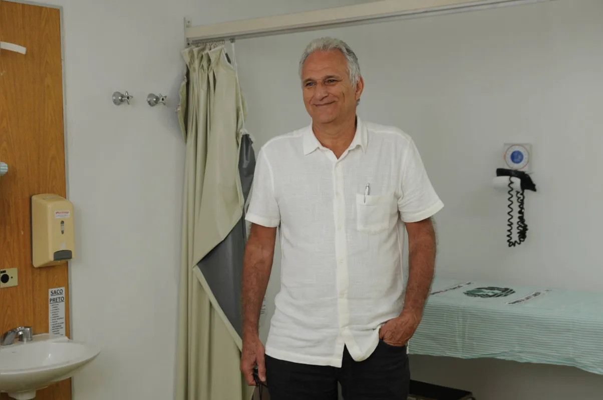 “O HU já sofre cronicamente com a superlotação. No começo havia pacientes em macas, mas não tanto quanto hoje”, critica o infectologista Jan Walter Stegmann