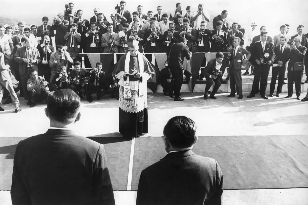 Cerimônia de bênção da Ponte da Amizade, ligação entre Foz e Ciudad del Este,  com a presença do então presidente da República, Castelo Branco, e o general Alfredo Stroessner Matiauda, presidente do Paraguai  