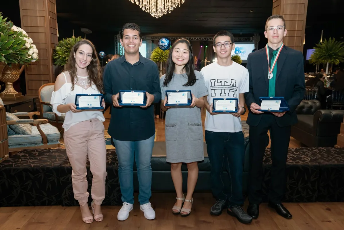 Os alunos premiados Sophia Aquino, João Américo Barbosa, Karen Mai Takahashi, Gustavo Jun Asai e Jaziel Barros