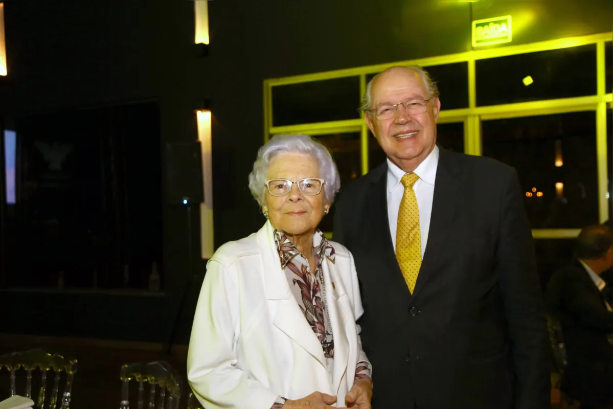A homenageada Silvandira Ferraresi com Luiz Carlos Hauly, autor do projeto da reforma tributária