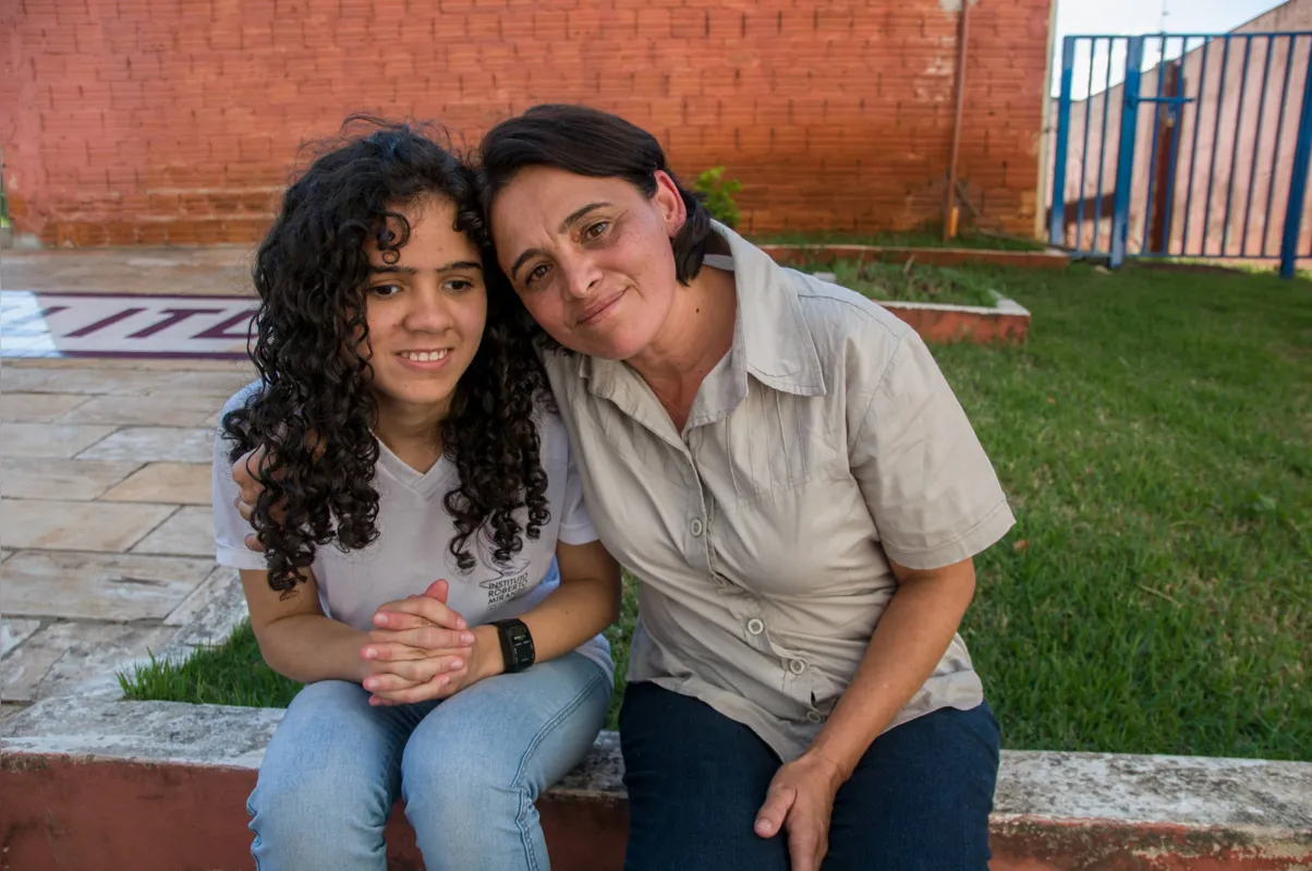 Neusnari Proença narra todas as cenas para a filha Gabriela:  "Ela fala quando uma cena está bonita. Eu vou montando na minha cabeça essa imagem de acordo com o que ela vai falando"