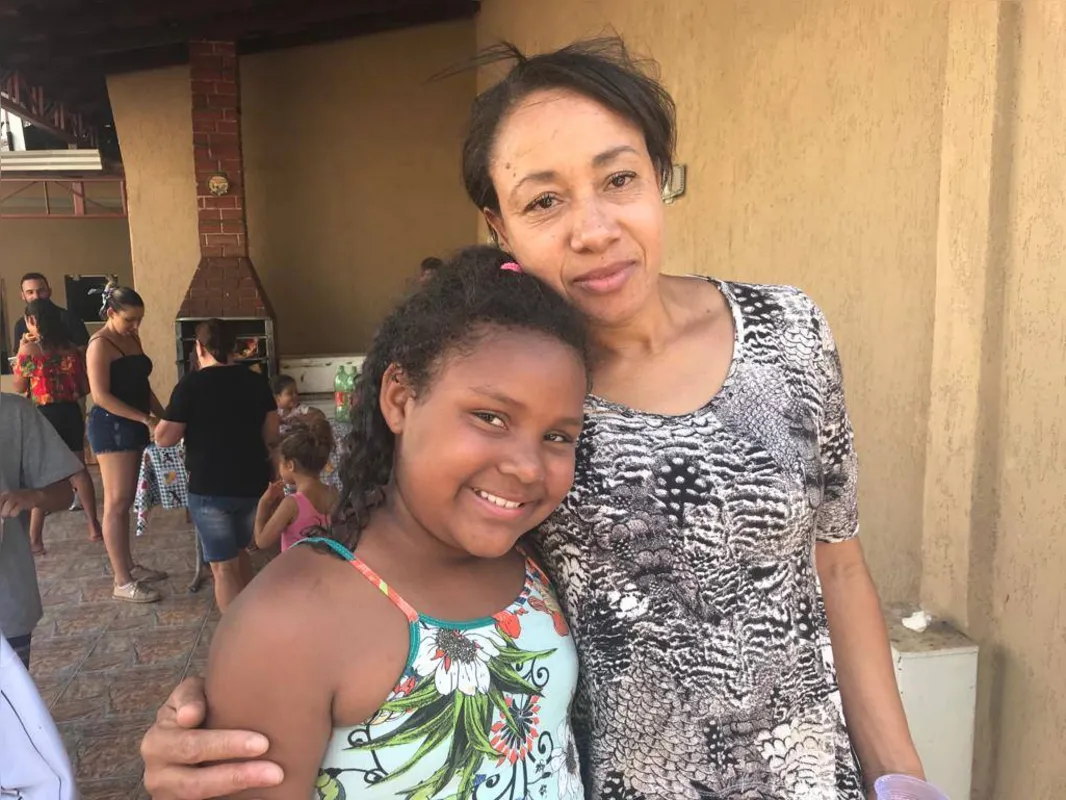Ivone e Yasmin, de 8 anos, participaram da festa