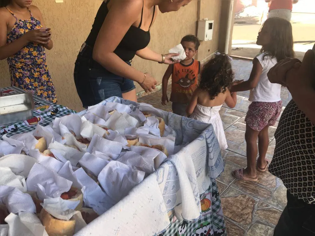 A festa contou com distribuição de lanches, refrigerantes e bolos
