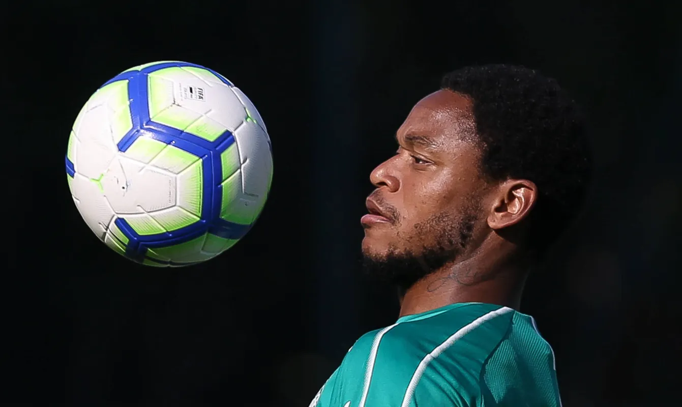 Luiz Adriano fez os três gols da vitória palmeirense sobre o Fluminense na rodada passada e está em alta com a torcida